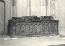221762 Interieur van de Domkerk (Munsterkerkhof) te Utrecht: graftombe van bisschop Guy van Avesnes.N.B.: In 1912 is de ...